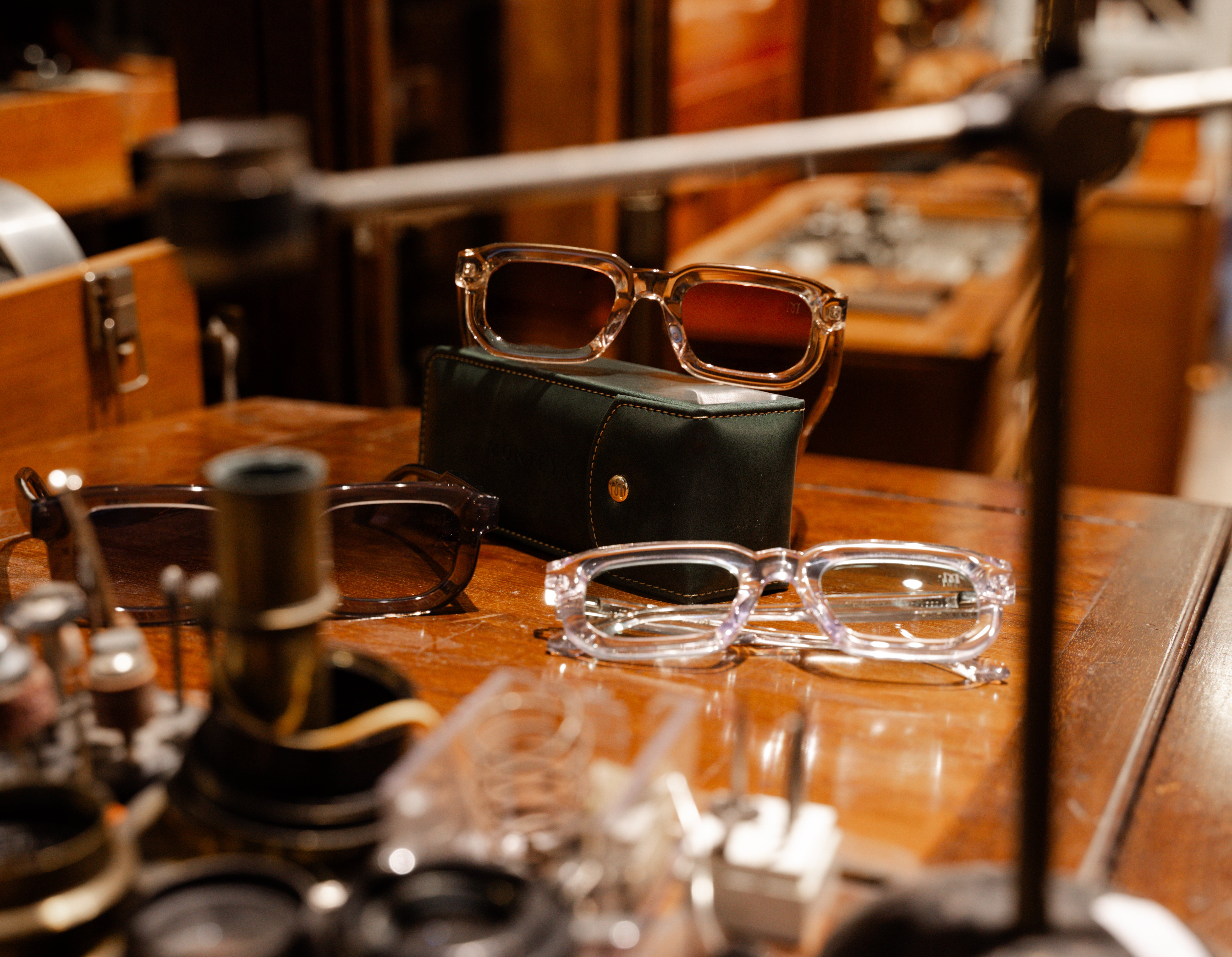 De nieuwe UR3328 zonnebrillen collectie op een houten tafel in een winkel met antieke en unieke accessoires. Een unieke brillen collectie.