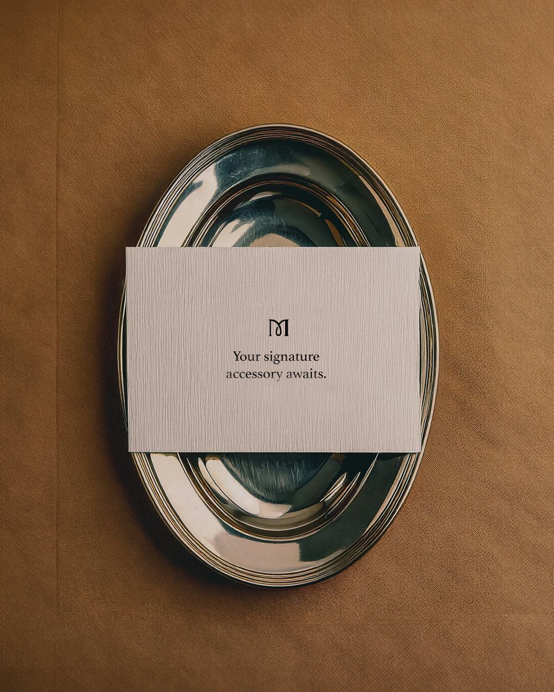 Silver dish with a card saying your signature accessory awaits. Join de VIP Club en ontdek alle voordelen